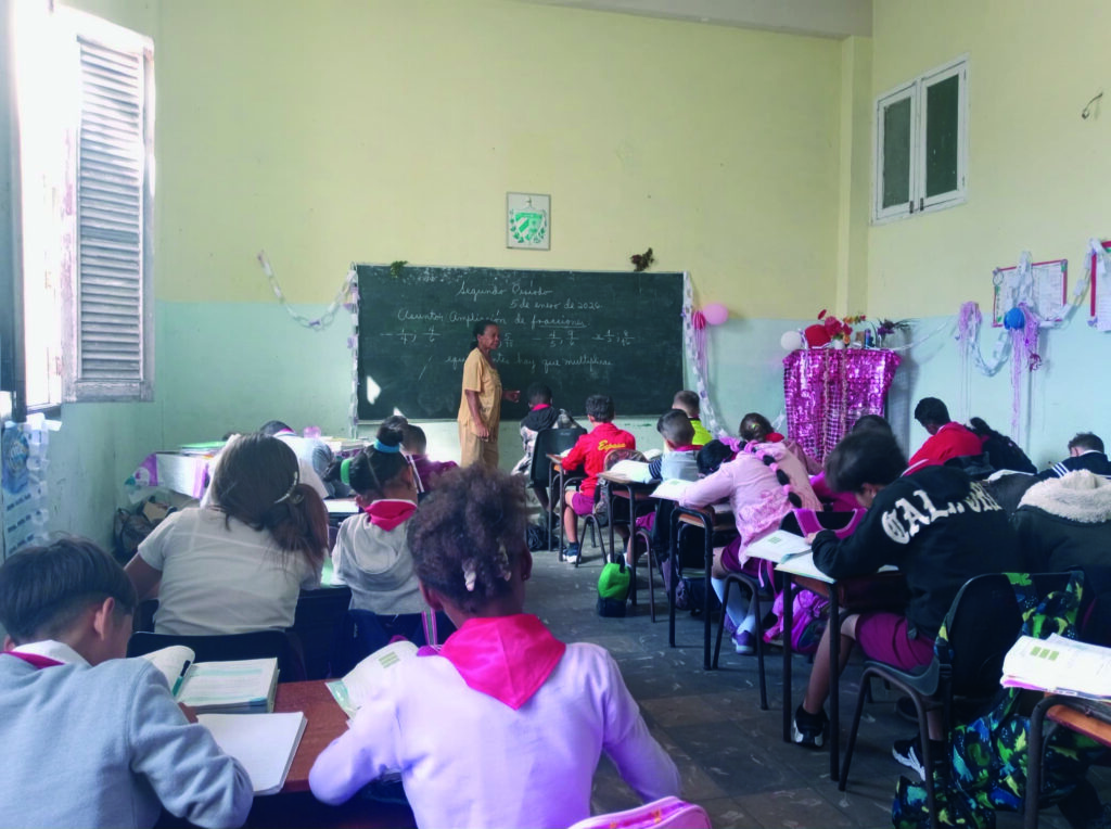 En Pinar del Río la sabiduría no tiene jubilación Ana María es la única profesora jubilada y reincorporada de la escuela primaria Pablo de la Torriente Brau