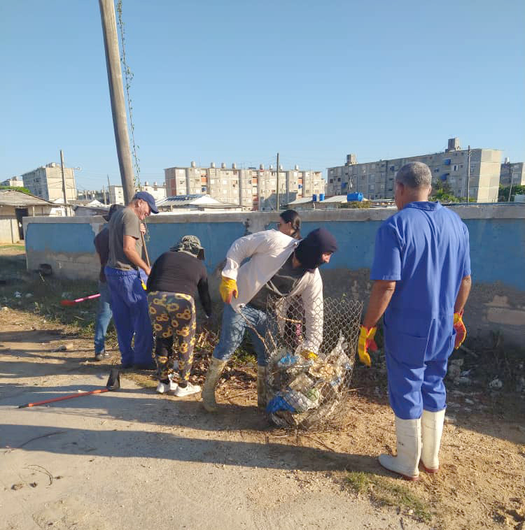 Labores de saneamiento, preparación de artes de pesca, reparación de embarcaciones son
acciones que les permiten estar listos para tiempos mejores
Fotos cortesía de Yamilé Cabrera García