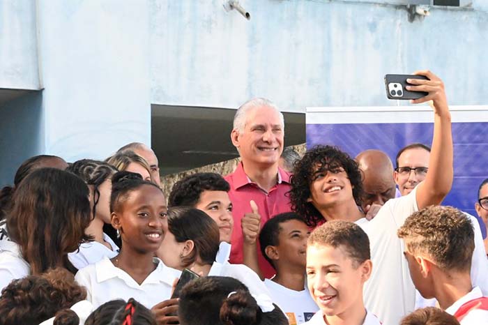Díaz-Canel visita la UCI y destaca Proyecto Pionero Díaz-Canel visita la UCI y destaca Proyecto Pionero