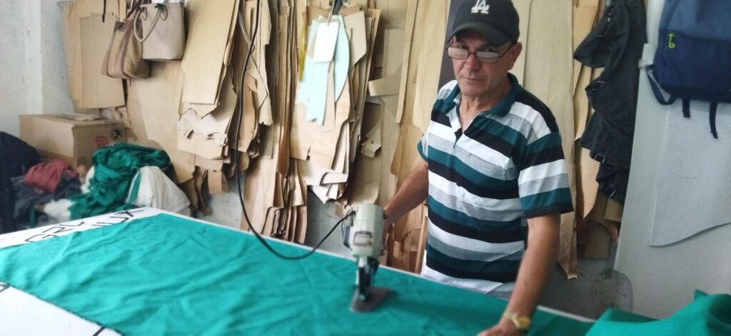 Confecciones Conde es un proyecto de desarrollo local en Sancti Spíritus que apuesta por la elaboración de ropa sanitaria. Foto: Yosdany Morejon.