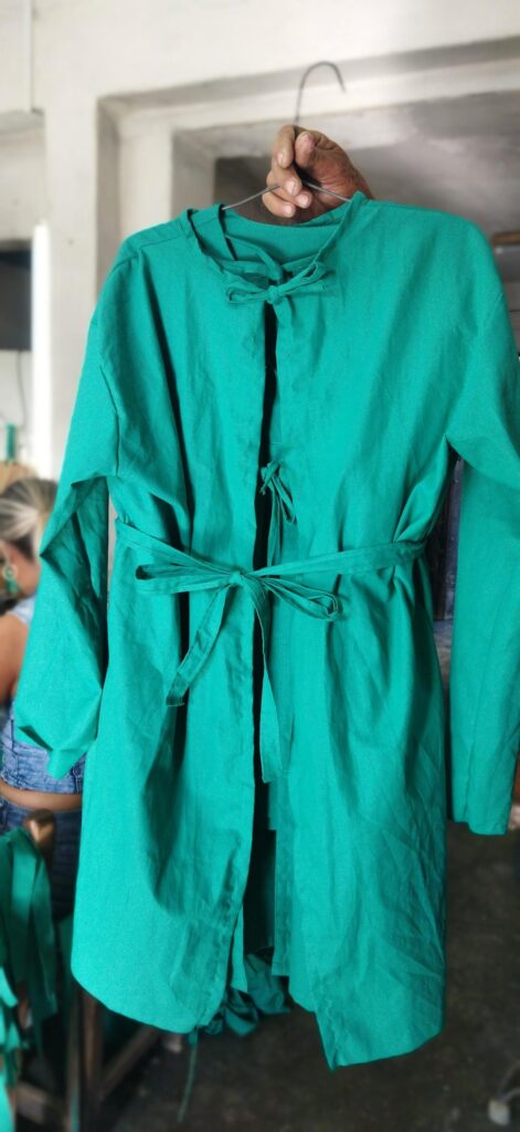 Confecciones Conde centra hoy su labor en la elaboración de ropa sanitaria destinada a instituciones de la salud. Foto: Yosdany Morejón.