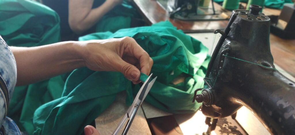 Confecciones Conde es un proyecto de desarrollo local en Sancti Spíritus que apuesta por la elaboración de ropa sanitaria. Foto: Yosdany Morejon.