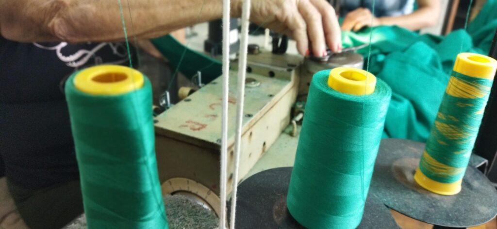 Detrás del movimiento constante de las máquinas está la lógica clara de producir lo necesario donde más se necesita. Foto: Yosdany Morejón.