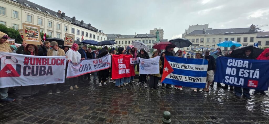 Los activistas demandaron un apoyo institucional firme de la Unión Europea hacia la Isla, exigiendo una posición de condena rotunda y sin dobleces frente a la estrategia genocida de Washington.