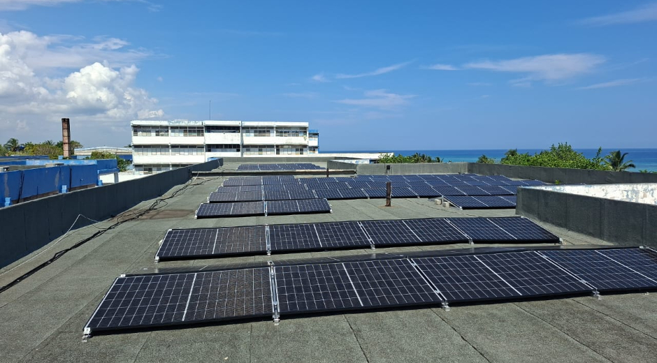 Comenzó a generar electricidad el último proyecto de energía solar en la Escuela Latinoamericana de Medicina apoyado por MediCuba Europa Con una potencia total instalada de 208 kWp, se cubre alrededor del 50% de la demanda energética del centro. Foto: Cubainformación.