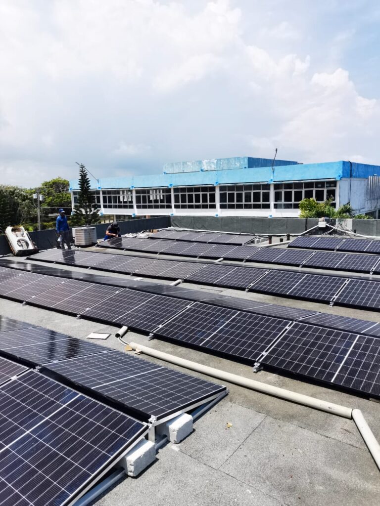 Con una potencia total instalada de 208 kWp, se cubre alrededor del 50% de la demanda energética del centro. Foto: Cubainformación.