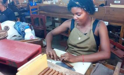 Manos jóvenes hacen arte de una ancestral tradición