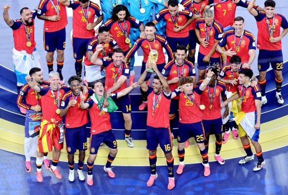 Con gol de Ferran, España impone su juego y se proclama campeona del mundo