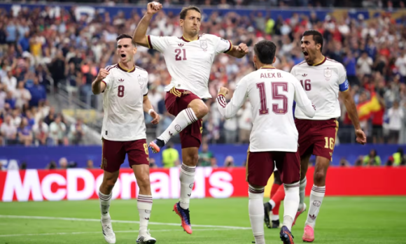 España encuentra su fútbol para meterse en la final