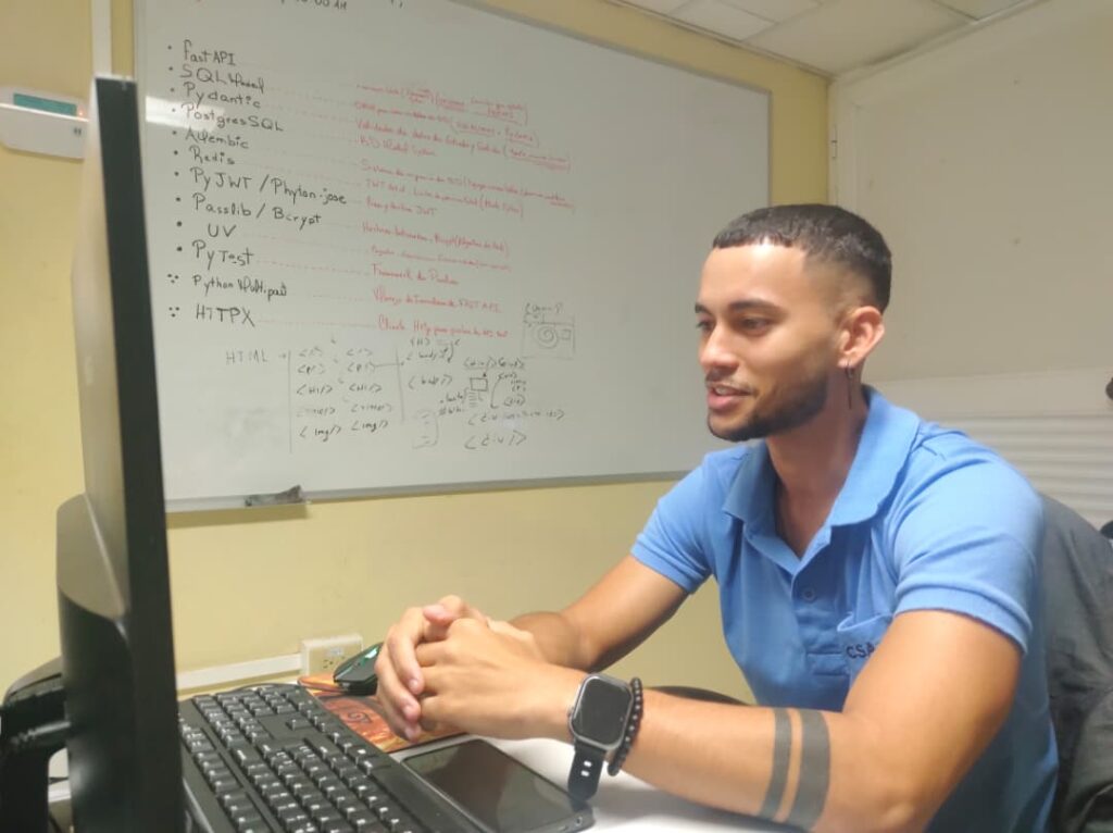 A este joven ibgeniero le apasiona resolver problemas desde la ciencia